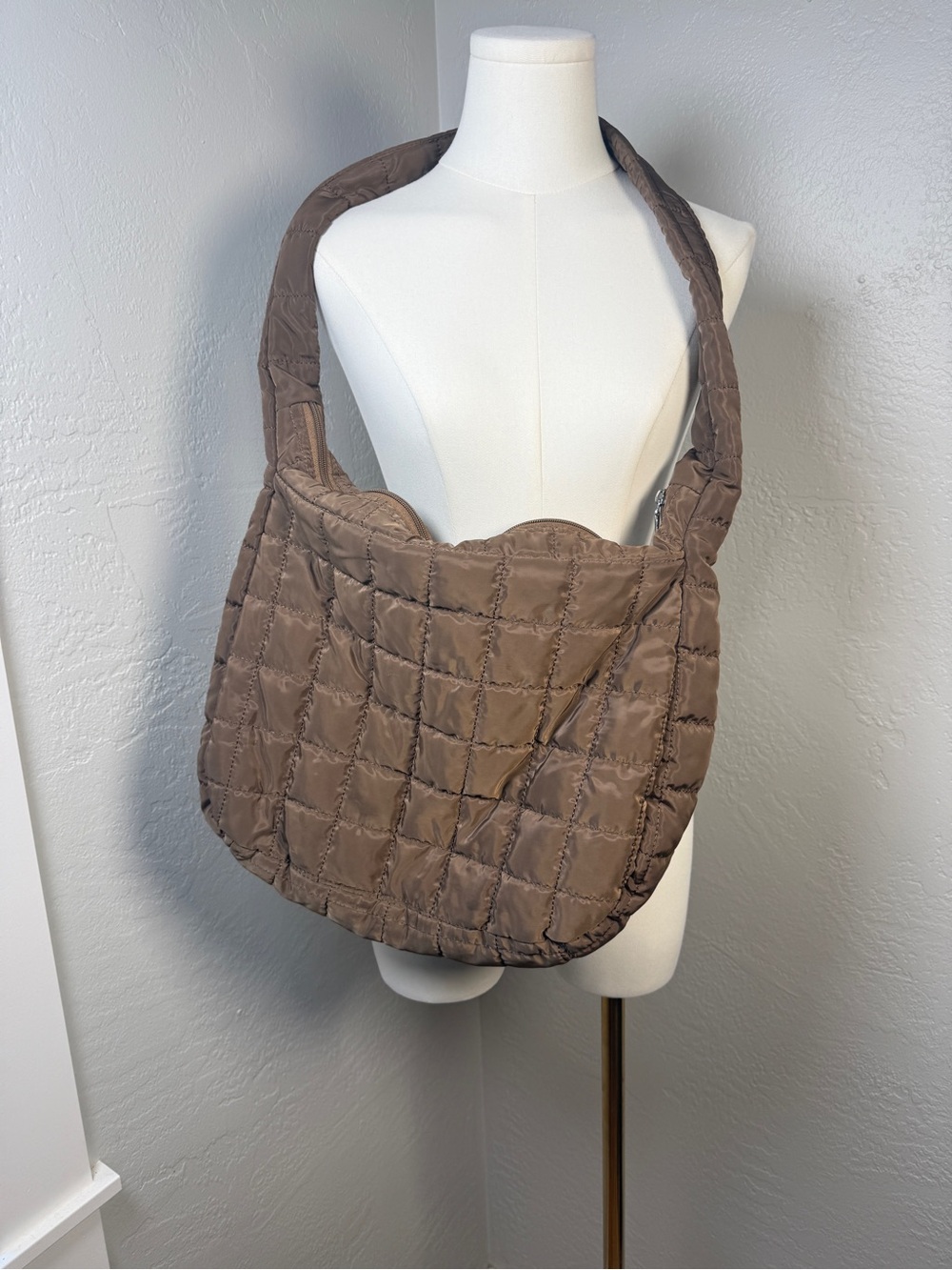 Quilted Nylon Shoulder Bag Brown Puffer Tote Slouchy Lightweight Zipper Closure